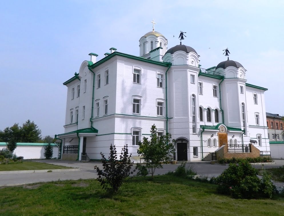Трёхсвятительский храм Богородице-Алексиевского монастыря