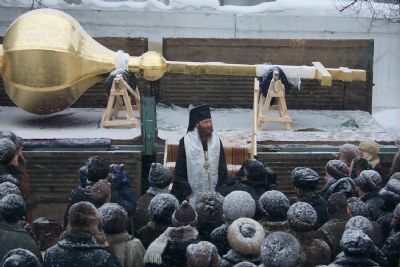 Возведение куполов на Богоявленский собор. Январь 2001 года