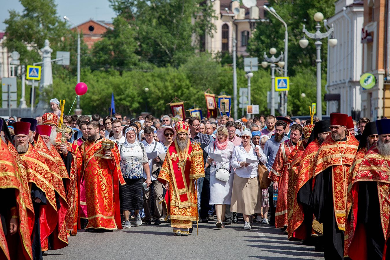 Более тысячи томичей прошли по городу праздничным крестным ходом