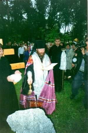 18 июня 2002 года архиепископ Томский и Асиновский Ростислав совершил закладку камня на месте будущего строительства нового храма.