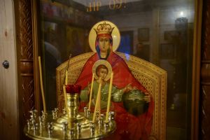 Храмовая икона Божией Матери «Державная» была написана более года назад и находилась всё это время в Томске, в храме святого благоверного князя Александра Невского. 