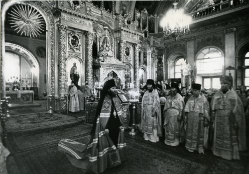 Епископ Ростислав после хиротонии слушает напутственное слово Святейшего Патриарха