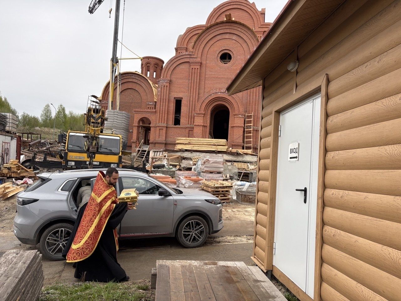 В храме праведной Анны помолились перед мощами святителя Макария