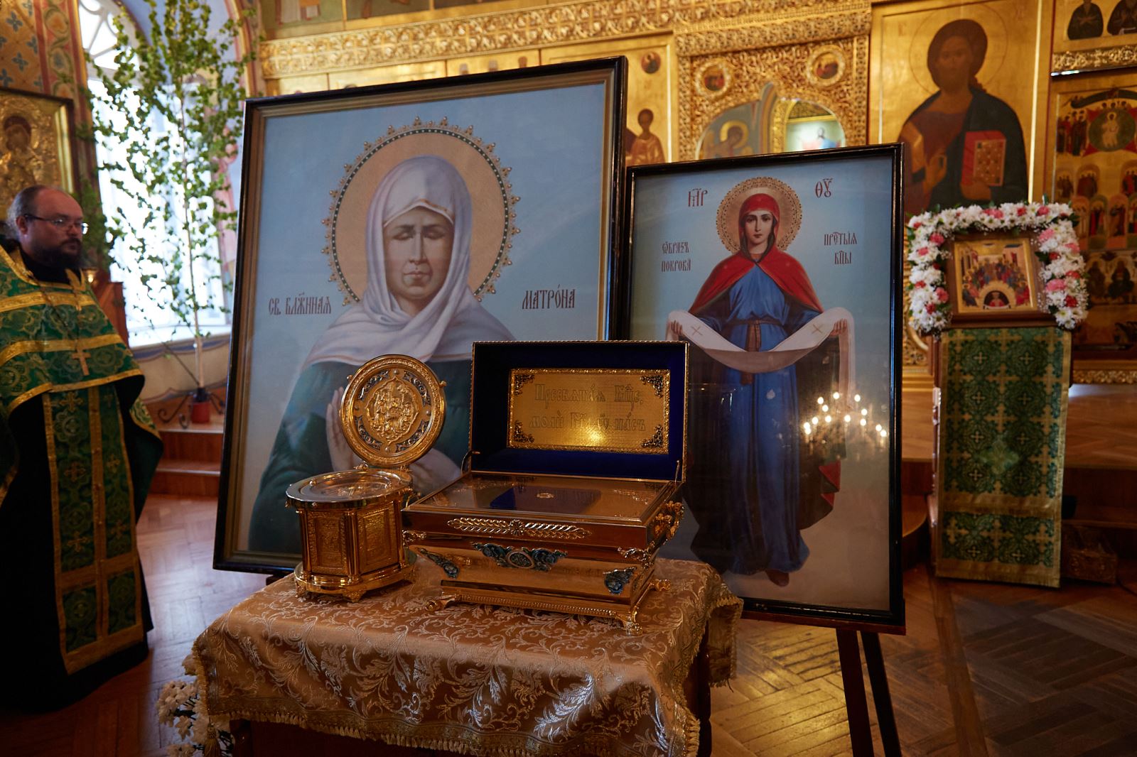 Томичи встретили ковчеги с частью Покрова Богородицы и мощами блаженной Матроны Московской