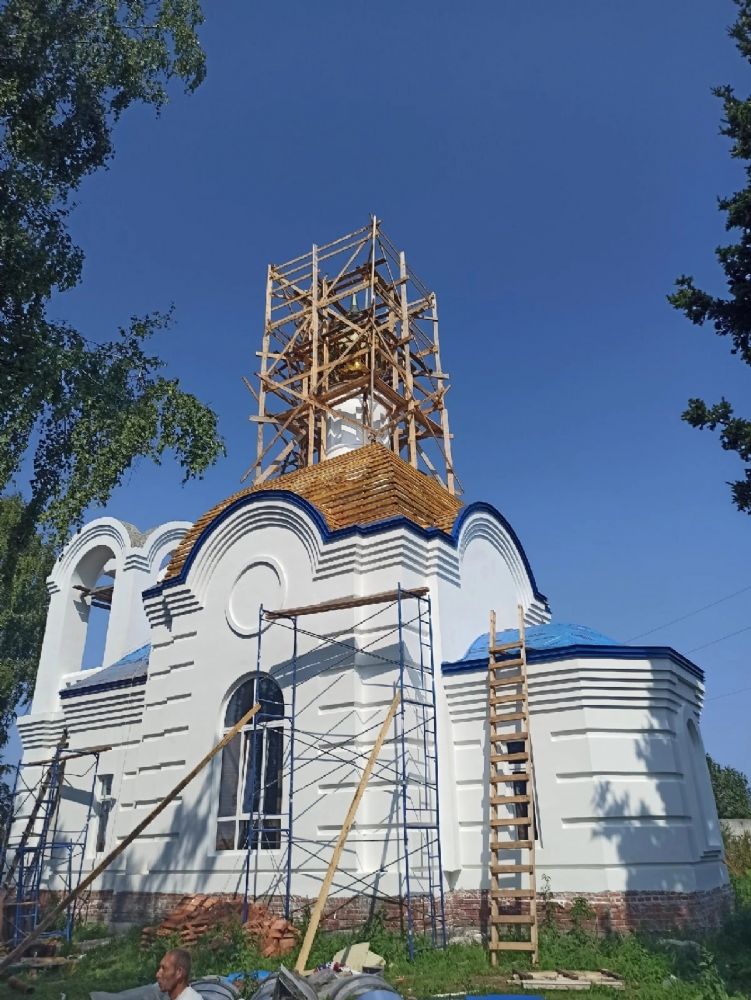 На купол строящегося храма в селе Яр установили крест