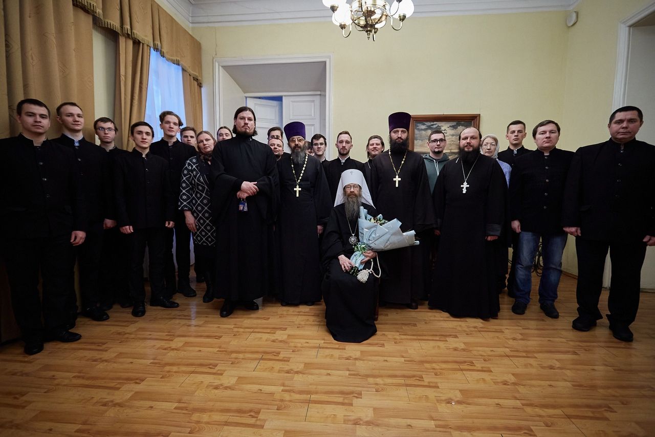 Студенты и преподаватели Томской духовной семинарии поздравили митрополита Ростислава с Рождеством Христовым