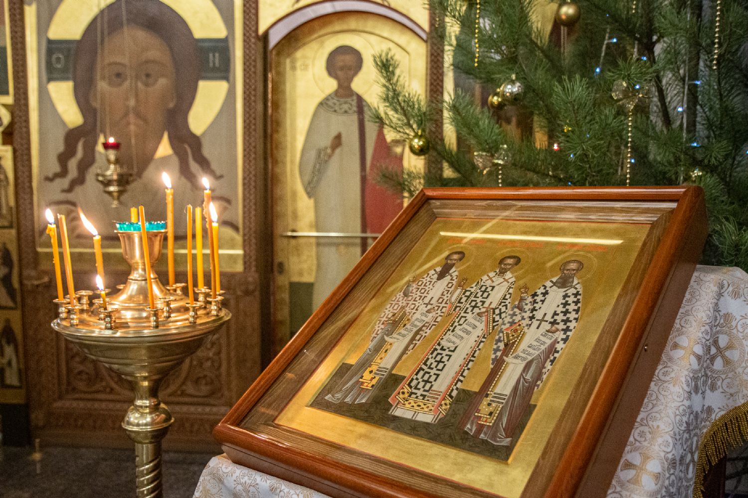 Митрополит Ростислав возглавил Божественную литургию в Богородице-Алексиевском монастыре