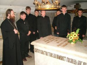 В 2005 году студенты Томской духовной семинарии во главе с ректором, владыкой Ростиславом, во время паломнической поездки в Троице-Сергиеву Лавру посетили гробницу святителя Макария.