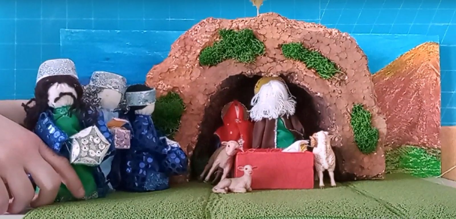 Учащиеся семейной школы при монастыре подготовили Рождественский спектакль