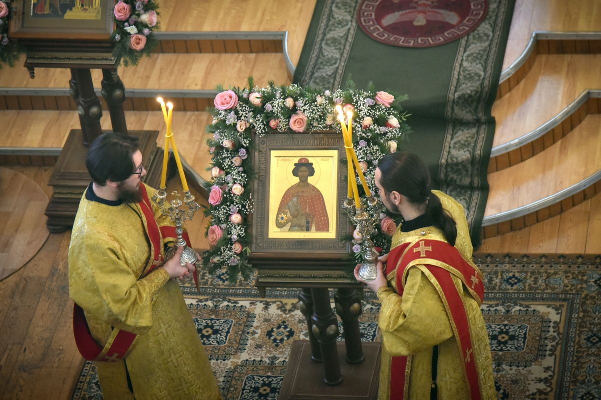 Александро-Невский храм отметил юбилейные торжества Божественной литургией архиерейским чином