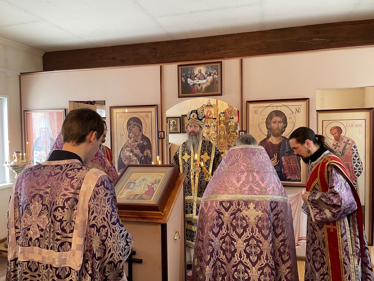 Митрополит Ростислав возглавил Божественную литургию в храме Новомучеников и исповедников Церкви Русской