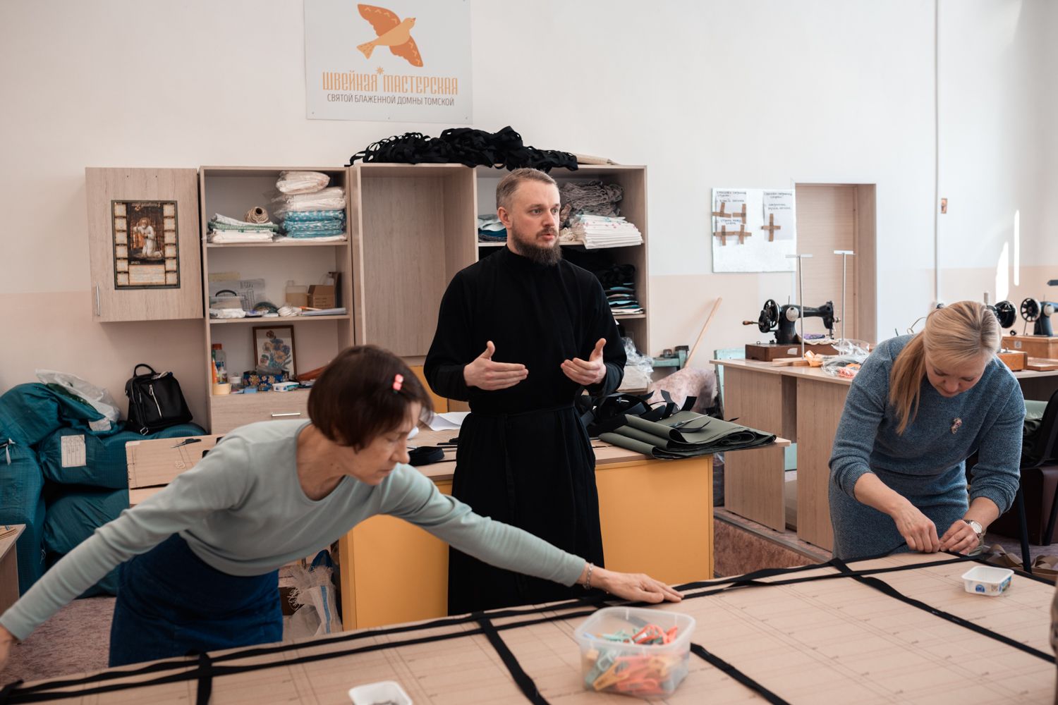 В швейной мастерской святой блаженной Домны Томской состоялась встреча с духовником проекта