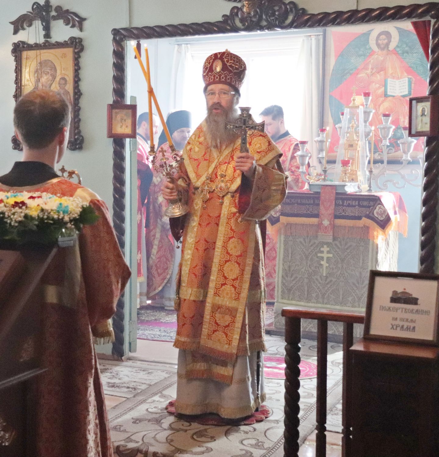 Глава Томской митрополии совершил Божественную литургию пасхальным чином в Шегарском районе