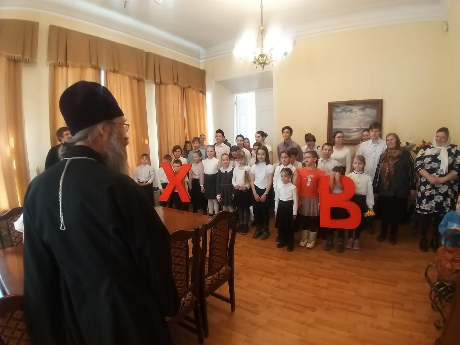 Ученики воскресной школы поздравили митрополита Ростислава с праздником Пасхи Христовой