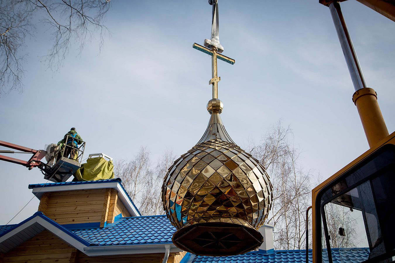 На строящемся храме в Томске засияли купола с крестами