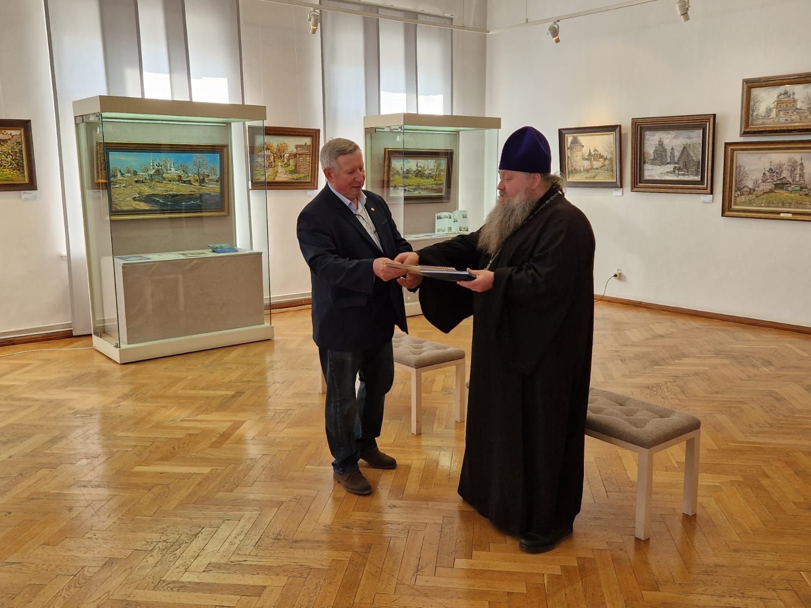 Священник принял участие в открытии выставки заслуженного художника России