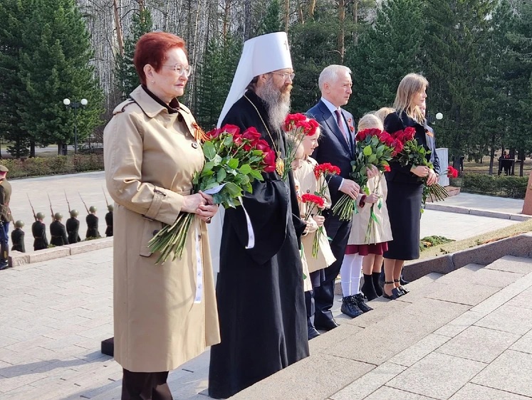 В День Победы глава Томской митрополии возложил цветы к Вечному Огню