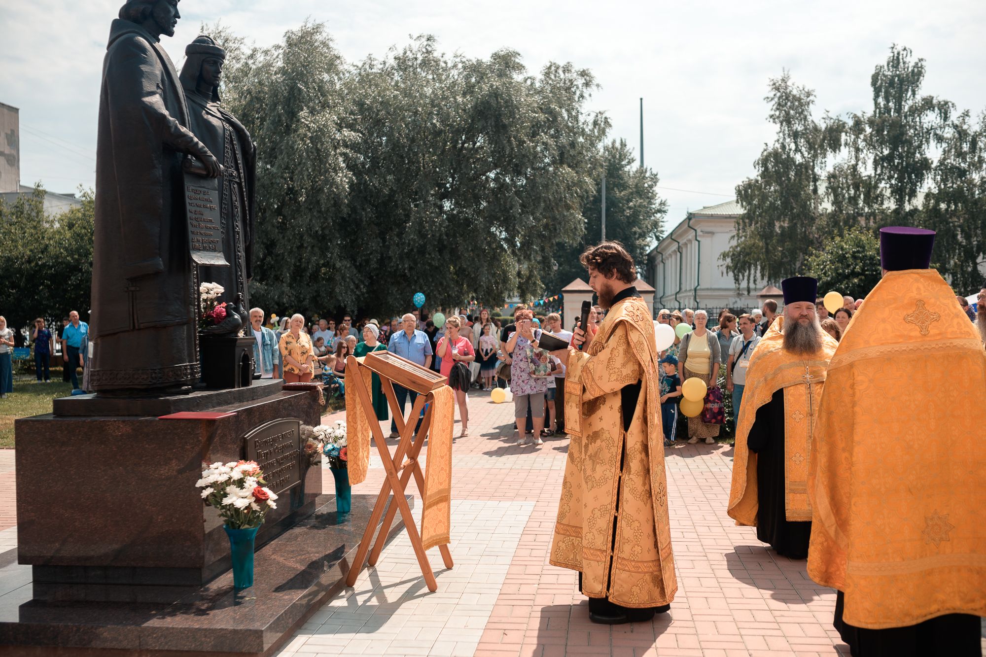 В сквере у Богоявленского собора был совершён молебен святым Петру и Февронии Муромским