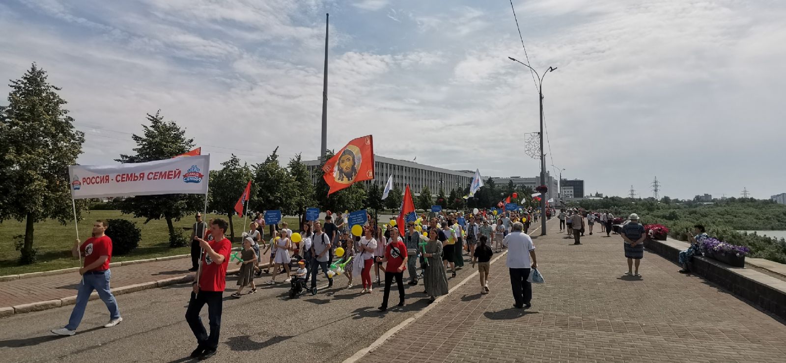 Сотни томичей приняли участие в Параде Семьи