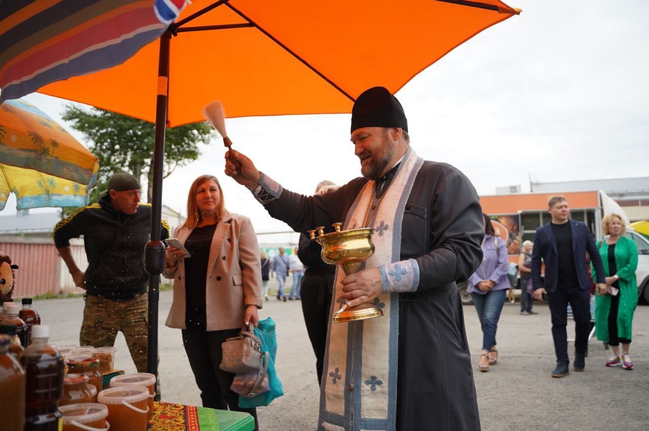 Священнослужитель освятил мед на ежегодной медовой ярмарке в Томске