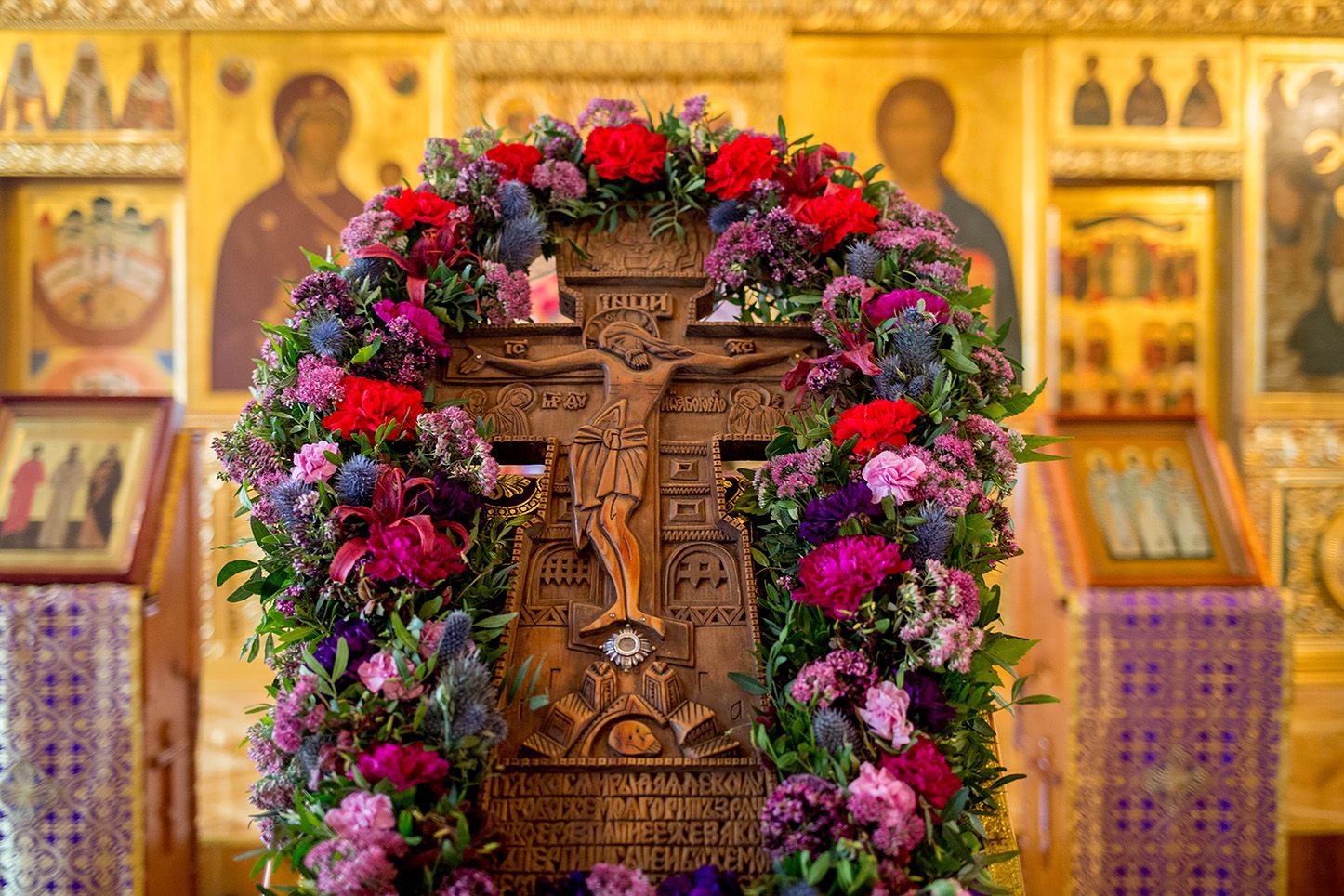 Накануне Успенского поста православные христиане поклоняются Животворящему Кресту Господню