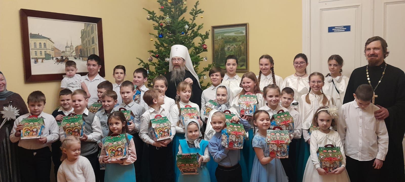 Ученики воскресной школы поздравили митрополита Ростислава с праздником Рождества Христова