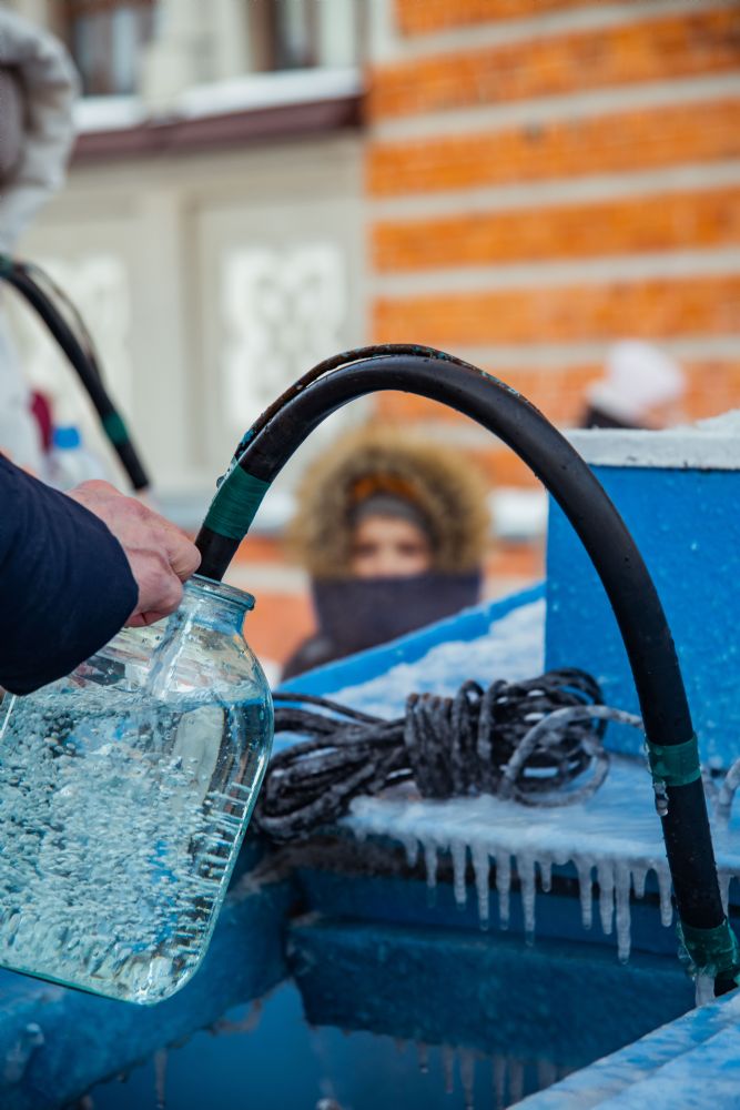 Тысячи томичей набрали крещенскую воду в праздничные дни