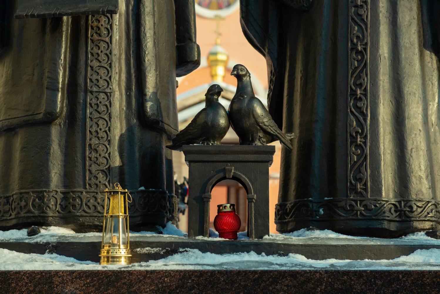 У памятника святым Петру и Февронии Муромским прошла церемония передачи огня семейного очага "Сердце России"