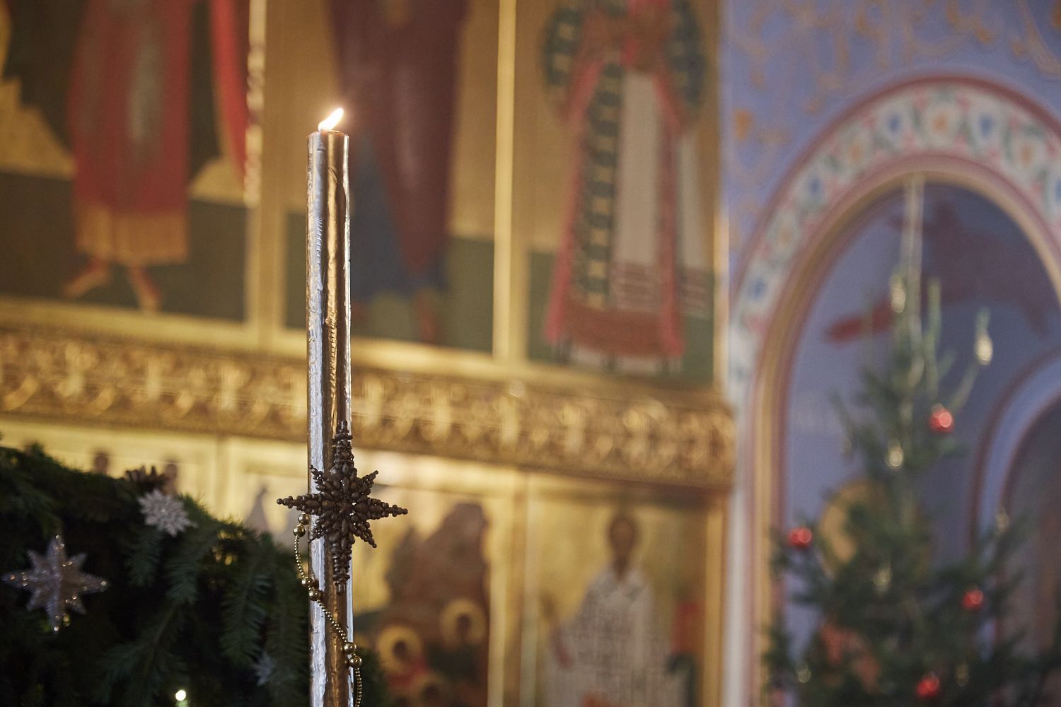 В преддверии Рождества Христова митрополит Ростислав возглавил праздничные богослужения