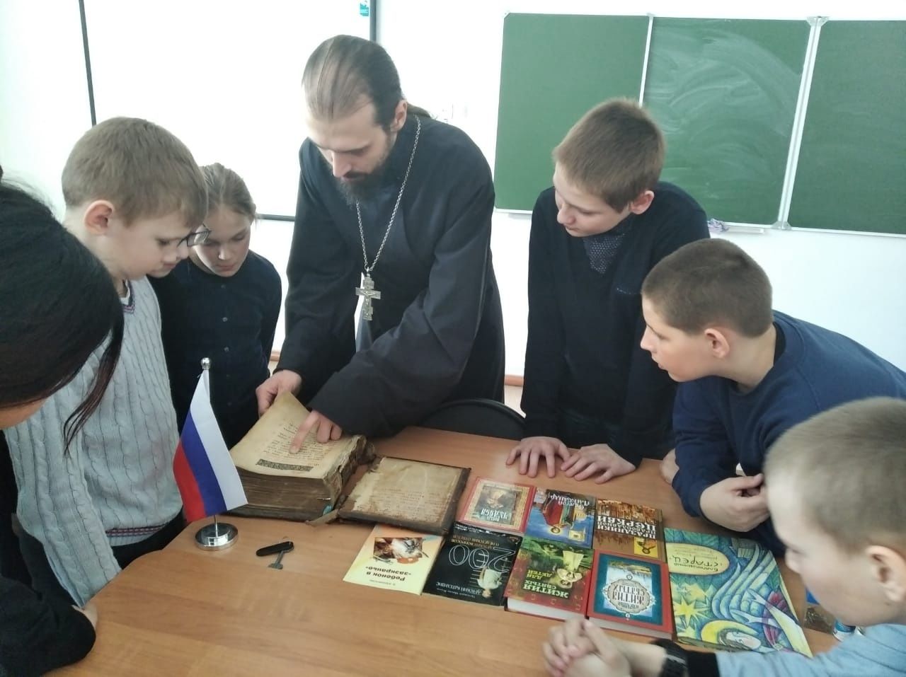 Школьники с. Новорождественское отметили День православной книги