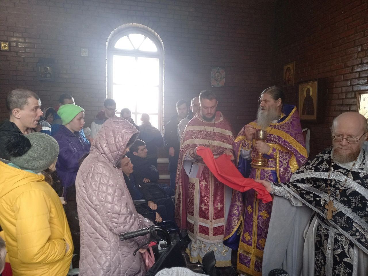Священники посетили психоневрологический интернат "Забота" в Шегарском районе и совершили Божественную литургию