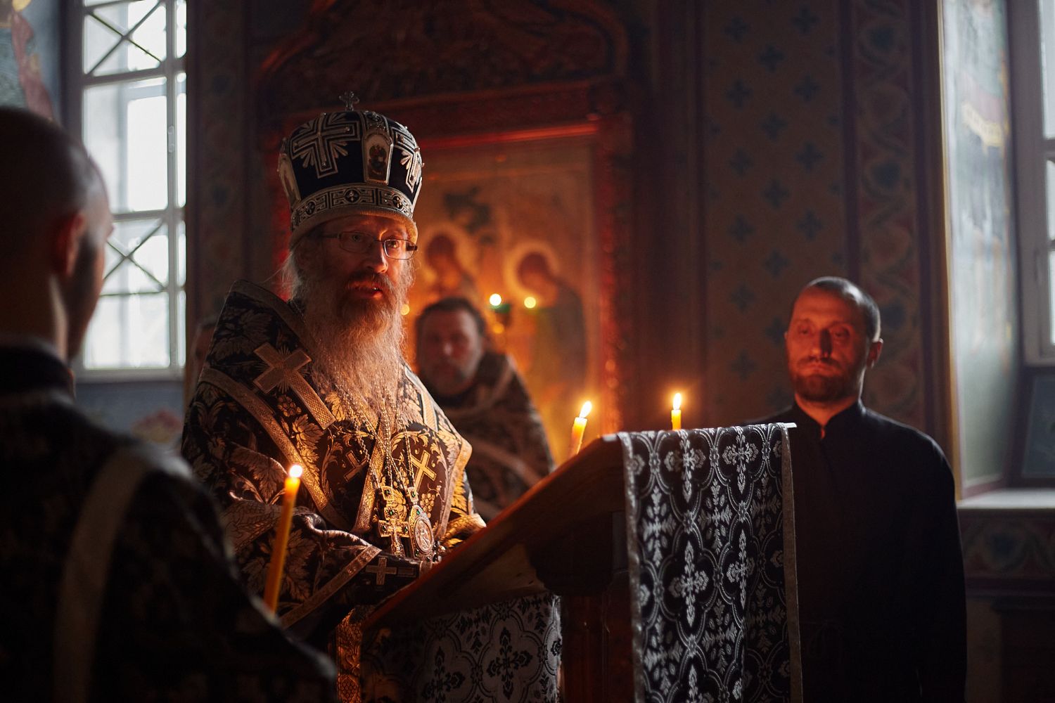 Последний в этом году чин Пассии была совершен митрополитом Ростиславом в Богоявленском соборе