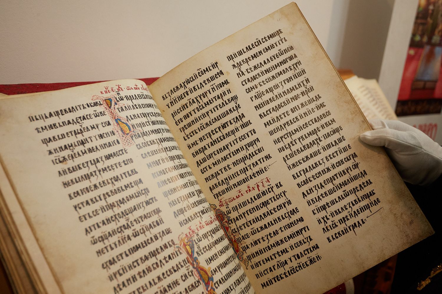 Факсимильные издания старинных Евангелий можно увидеть в Администрации Томской области