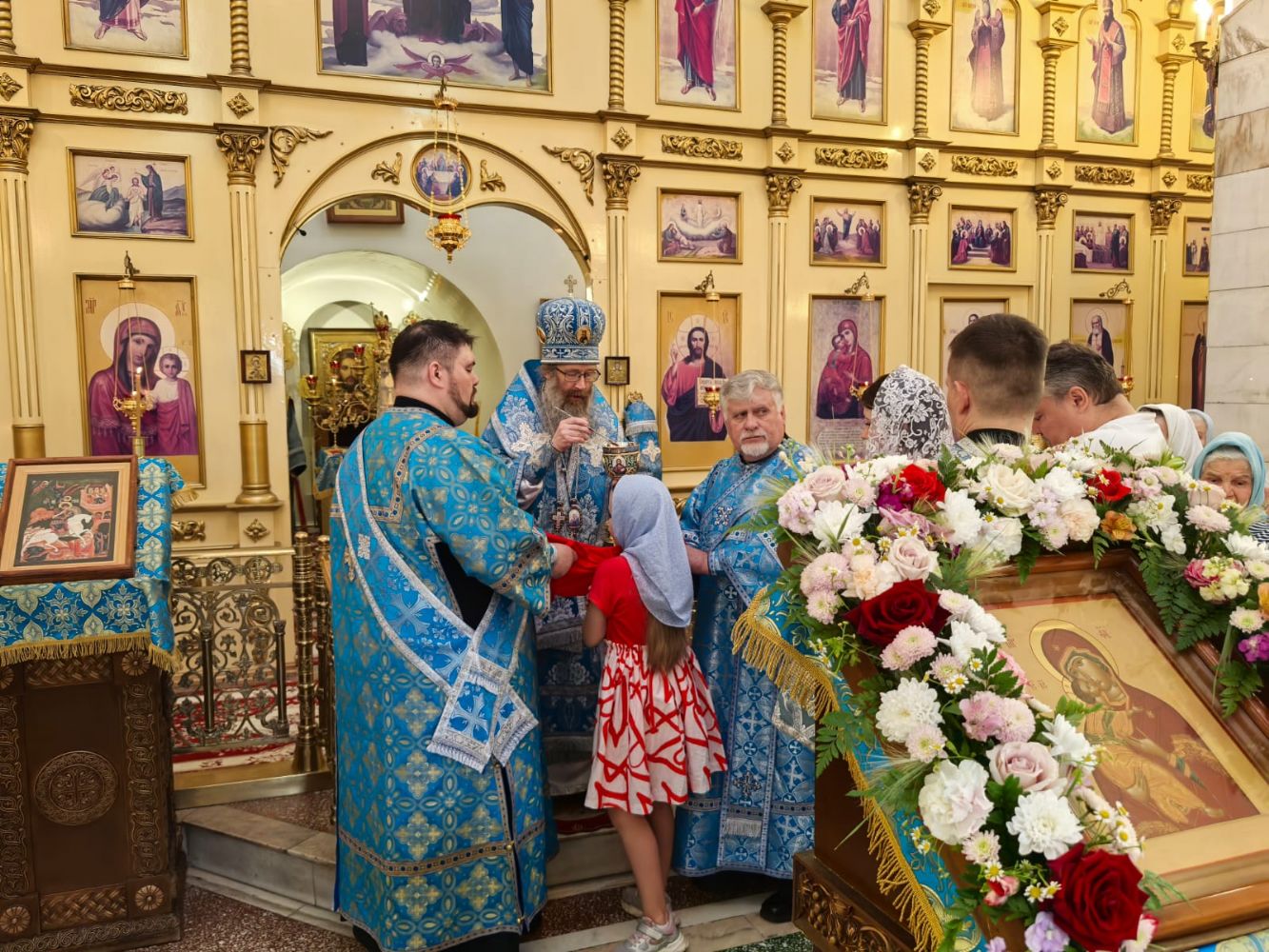 Митрополит Ростислав возглавил богослужение во Владимирском храме г. Северск