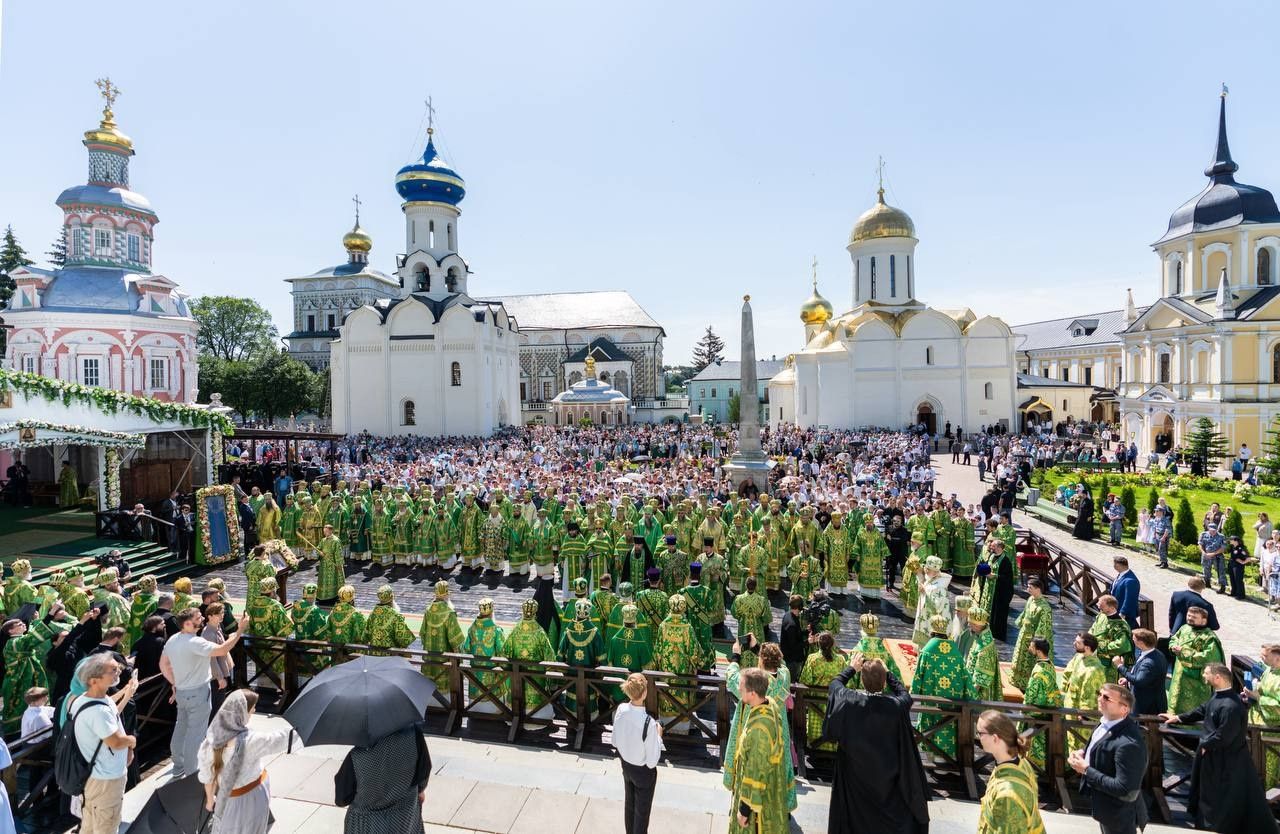 Митрополит Ростислав принял участие в праздничной Божественной литургии в Свято-Троицкой Сергиевой Лавре
