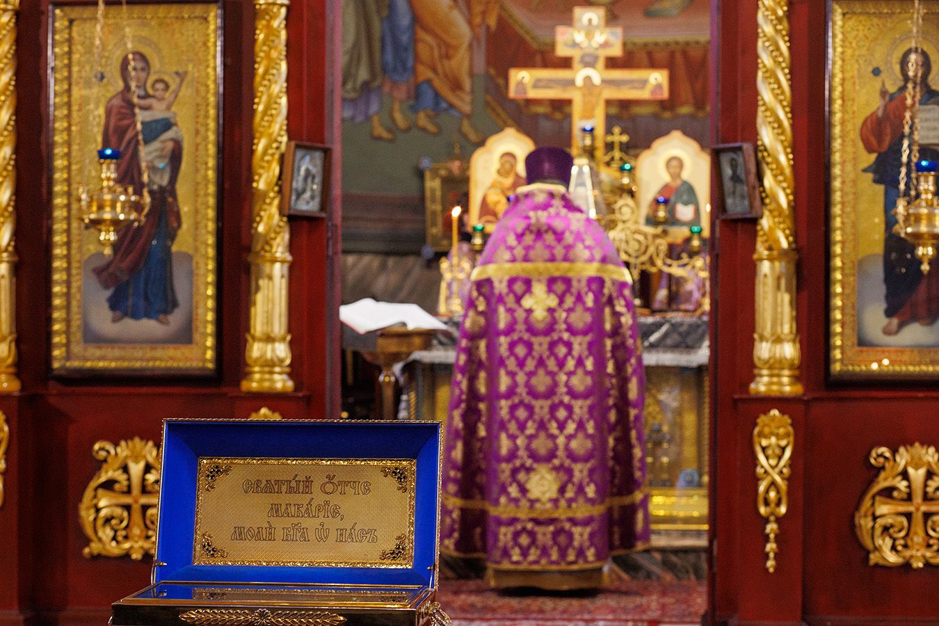 Прихожане Петропавловского собора встретили святыню Томской епархии - мощи святителя Макария (Невского)