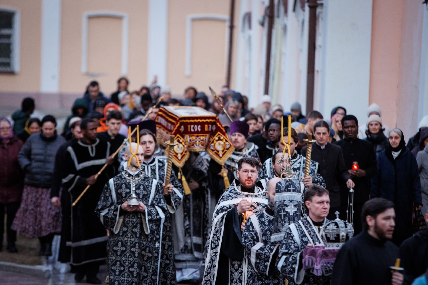 В канун Великой Субботы томский архипастырь совершил утреню с чином погребения Спасителя