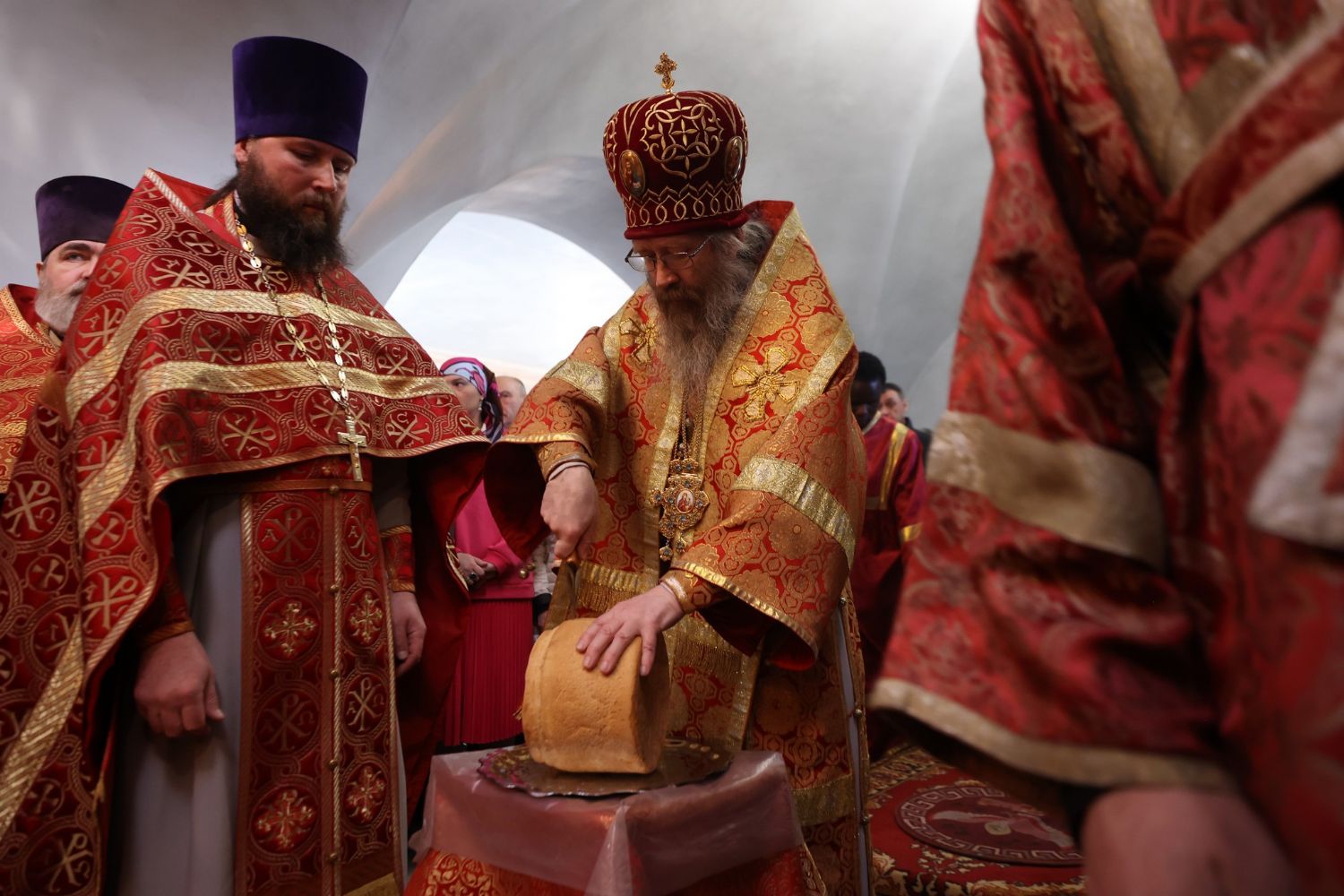 Светлая суббота и чин раздробления артоса. Митрополит Ростислав возглавил богослужение в Знаменской церкви