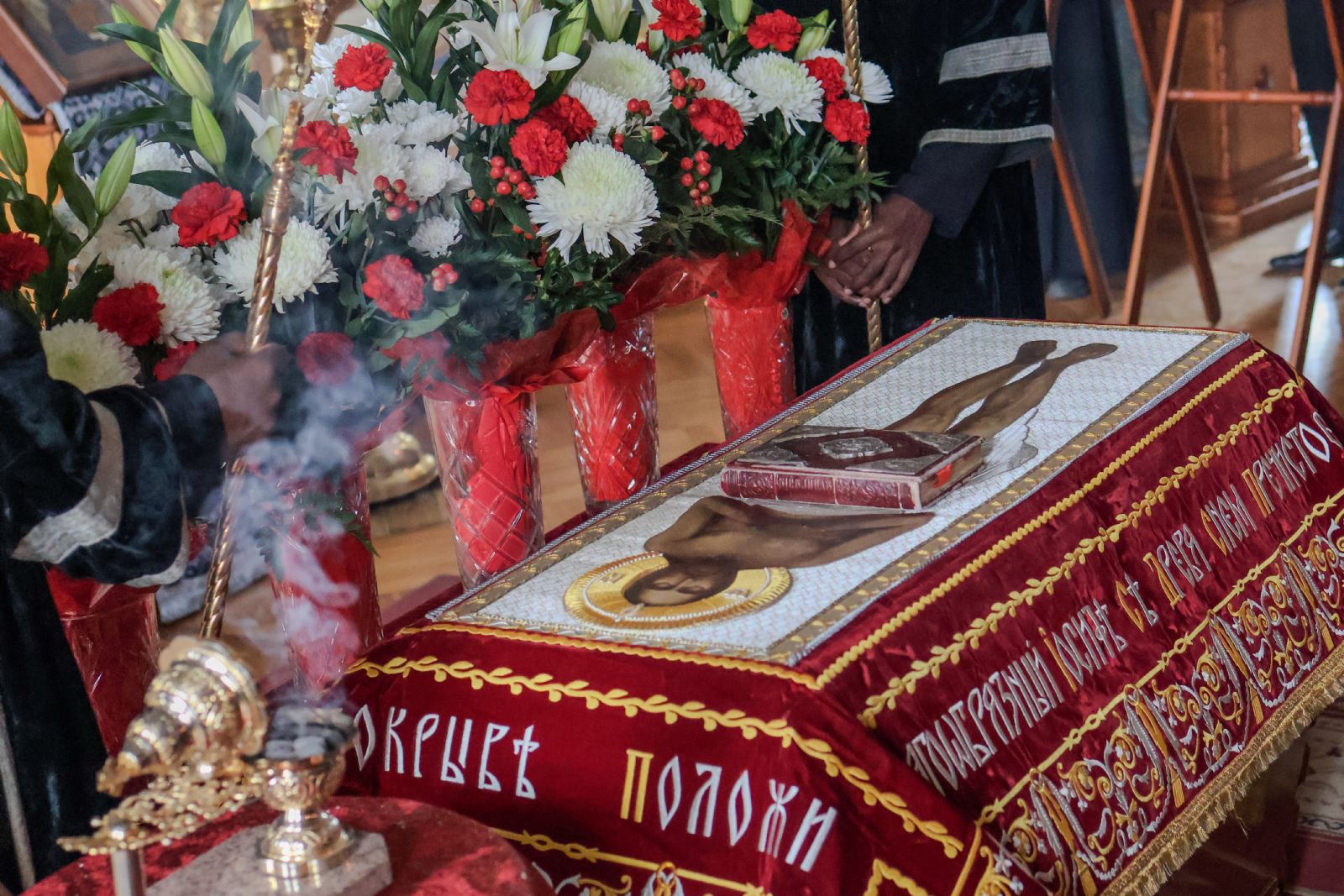 Митрополит Ростислав возглавил вечерню Великой Пятницы