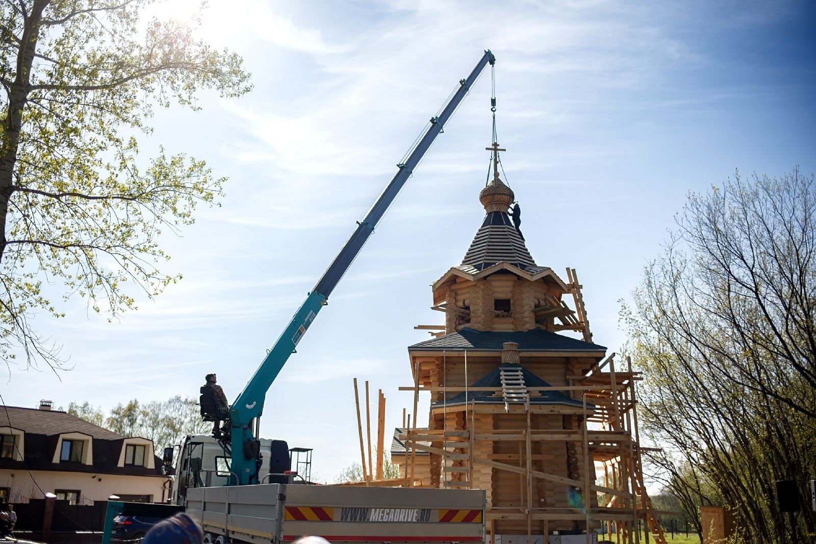 На строящемся храме в Хромовке установили купола и кресты