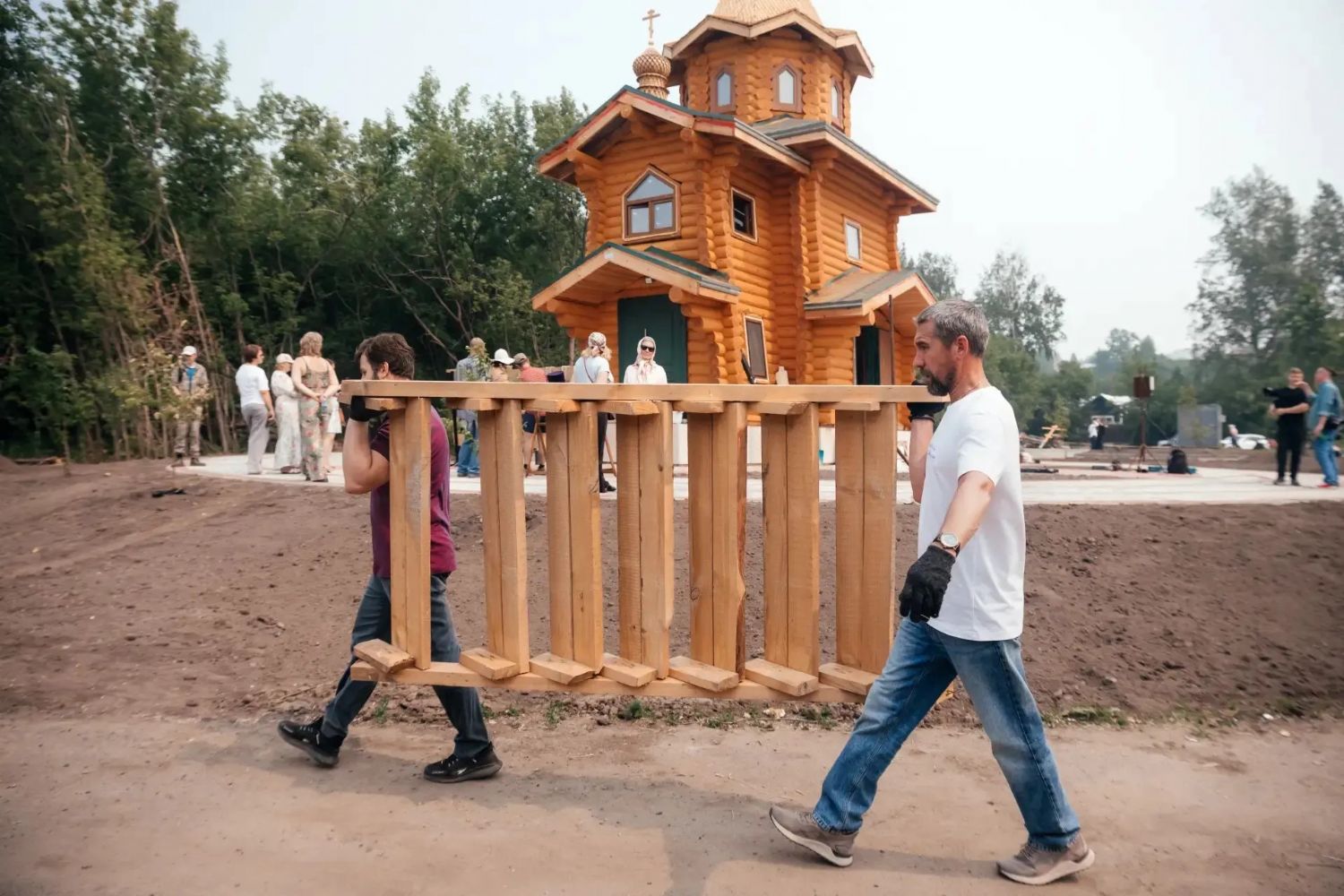 Томичи привели в порядок территорию строящегося храма в Хромовке