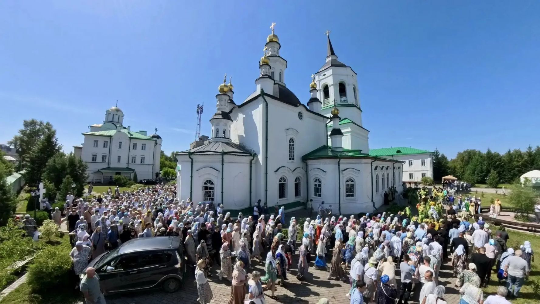 Праздничная Божественная литургия в день обретения мощей старца Феодора Томского собрала сотни верующих под открытым небом в Богородице-Алексиевском монастыре